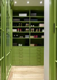 Г-образная гардеробная комната в зеленом цвете Королёв