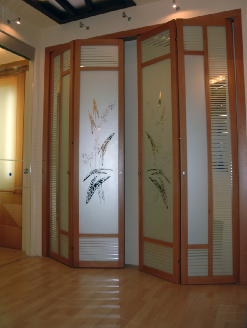 Широкие двери гармошка с матовым стеклом и рисунком Королёв